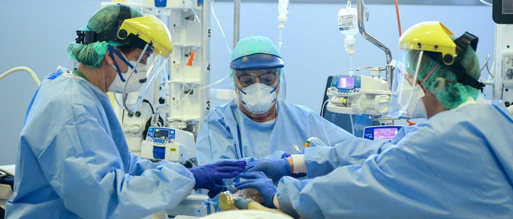 Ein Covid-19-Patient wird im italienischen Bergamo behandelt.