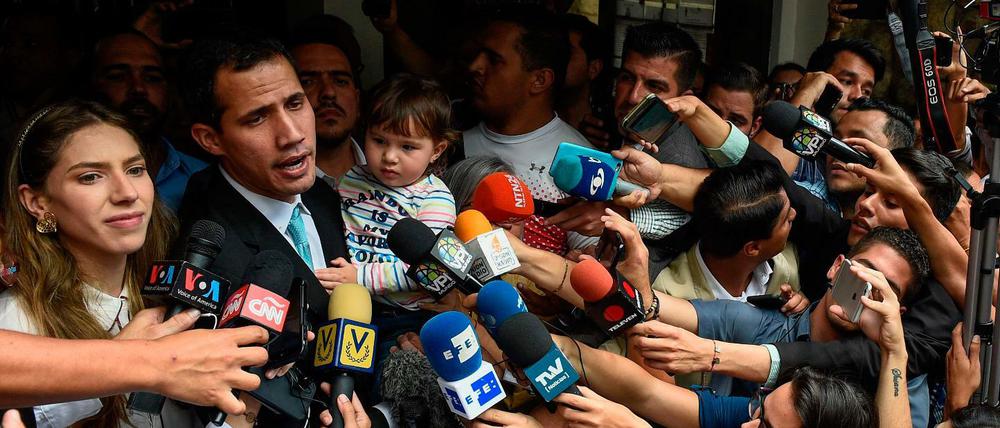 Im Mittelpunkt des Interesses. Juan Guaidó mit seiner Frau Fabiana und seiner dreijährigen Tochter Miranda.
