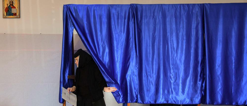 Amtsinhaber Iohannis liegt laut Hochrechnungen 17 Prozent vor der Sozialdemokratin Dancila, die voraussichtlich Ende November in einer Stichwahl antreten werden