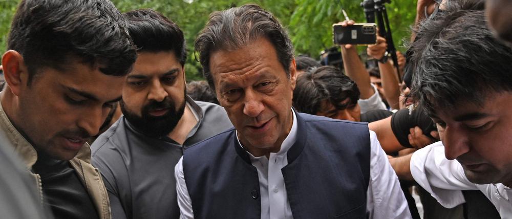 Der ehemalige pakistanische Premierminister Imran Khan erscheint am 25. August 2022 vor einem Anti-Terror-Gericht in Islamabad. 
