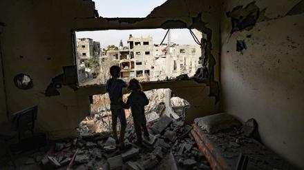 Gaza, am Tag eins des Waffenstillstands. Zwei palästinensische Kinder blicken auf Ruinen in ihrer Nachbarschaft.