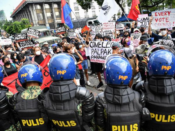 Nach den philippinischen Präsidentschaftswahlen demonstrieren Hunderte vor dem Büro der Wahlkommission.