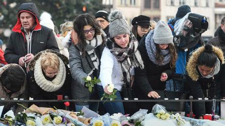 Passanten gedenken in Straßburg der fünf Toten des Terrorattentats. 