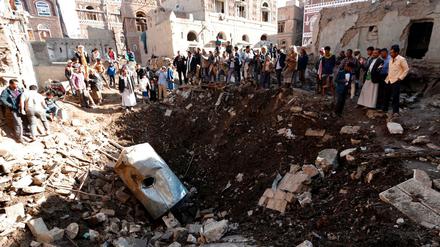 Bewohner von Jemens Hauptstadt Sanaa begutachten die Folgen eines Bombentreffers. Die von Saudi-Arabien geführte Koalition hatte Luftangriffe geflogen.