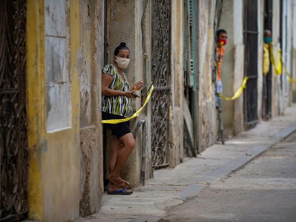 Die Pandemie setzt auch Kuba zu, immer wieder müssen Viertel wegen Infektionen abgesperrt werden.