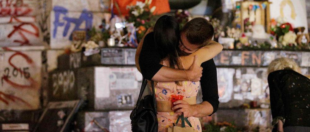 Bilder wie diese sind seit einigen Wochen trauriger Alltag: Trauernde gedenken der Opfer des Anschlags von Nizza.