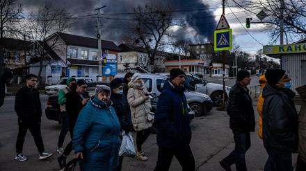 Menschen an einem Supermarkt in der ukrainischen Stadt Vasylkiv bei Kiew