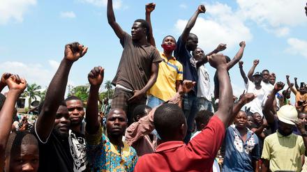 Menschen protestieren mit erhobener Faust auf der Straße gegen Polizeigewalt in Nigeria.