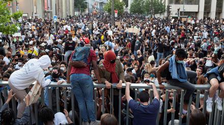 Tausende protestierten in Frankreich gegen Polizeigewalt, unter anderem in einem Parks im Nordwesten von Paris.