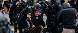 In Louisville gerieten Demonstranten und Polizisten aneinander. 
