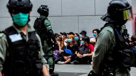 Hongkonger Polizisten nehmen am Mittwoch eine Gruppe Demonstranten fest. 