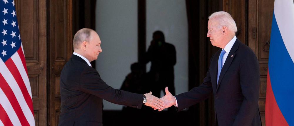 Gipfeltreffen. Russlands Präsident Wladimir Putin (links) und US-Präsident Joe Biden begrüßen sich in Genf.