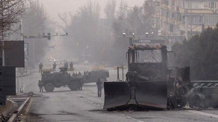 Das kasachische Militär sperrt zahlreiche Straßen von Almaty ab.