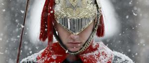 Ein Mitglied des Gardekavallerieregiments trotzt im Londoner Regierungsbezirk Whitehall dem Schneetreiben.