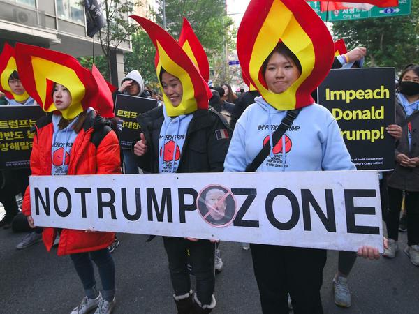 Gegner. Südkoreanerinnen protestieren gegen den US-Präsidenten.
