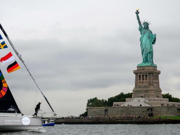 Greta Thunberg bei ihrer Ankunft in New York vor der Statue of Liberty.