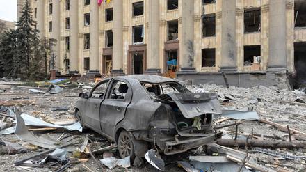 Eine massive Explosion hat das Regierungsgebäude in Charkiw erschüttert.