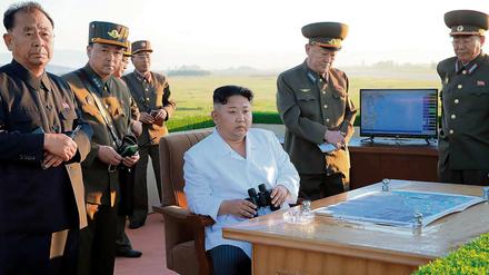Immer wieder gern lässt sich Kim Jong Un bei angeblich geglückten Raketenstarts fotografieren.
