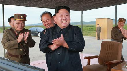 Selbstgefällig. Kim Un Jong im Kreise seiner Militärs.