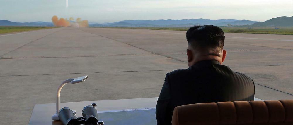 Die Atomverhandlungen mit den USA sind ins Stocken geraten - und Kim Jong Un provoziert erneut mit einem Raketentest.