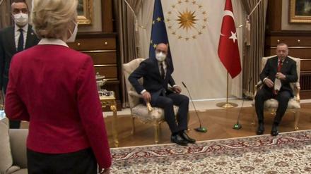 Brüskierung in Ankara. EU-Kommissionschefin von der Leyen fand keinen Platz auf einem Sessel.