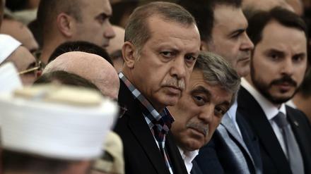 Präsident Recep Tayyip Erdogan (l.) und sein Amtsvorgänger Abdullah Gul (r.) besuchten gemeinsam eine Trauerfeier für Opfer des versuchten Umsturzes.