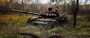 Ein zerstörter Panzer in der Nähe des kürzlich zurückeroberten ukrainischen Dorfes Jampil in der Ostukraine (Symbolbild).