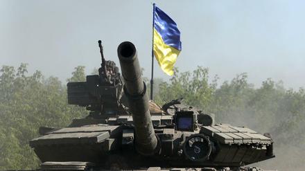 Ein ukrainischer Panzer in der Donbass-Region, während Lyssytschansk ukrainischen Angaben zufolge stark bombardiert wurde.