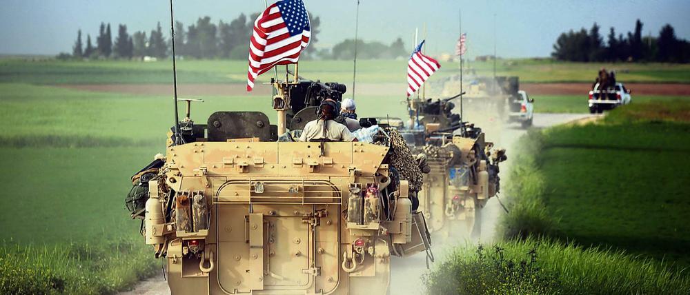 Flagge zeigen. Auch im Norden Syriens ist das US-Militär (hier mit kurdischen Kämpfern) sichtbar.