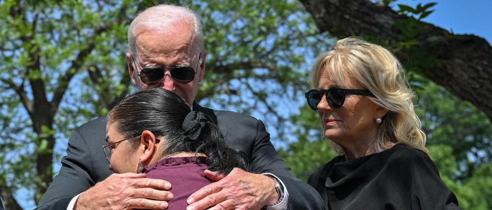 US-Präsident Joe Biden umarmt Mandy Gutierrez, die Rektorin der Robb-Grundschule, während er und First Lady Jill Biden ihre Aufwartung in Uvalde machen.