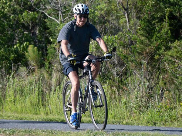 US-Präsident Joe Biden am 18.06.2022 bei einer Radtour, ausgestattet mit Fahrradhelm und Handschuhen.