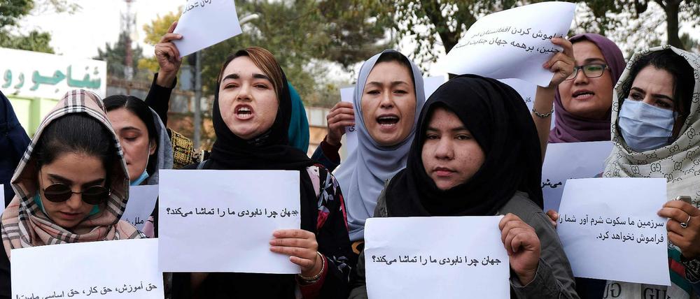 Demonstrantinnen fordern in Kabul internationale Hilfe. (Archivbild vom 26.10.2021) 