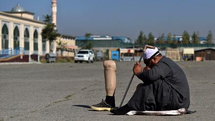 Ein Afghane bettelt vor der Eid-Gah-Moschee in Kabul. Die Lage im Land bleibt desaströs, viele Menschen suchen das Weite. 