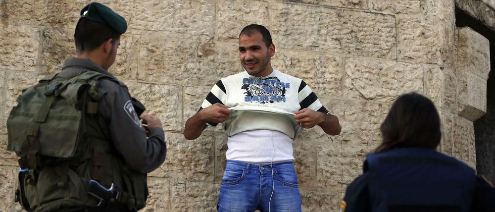 Israelische Polizisten kontrollieren einen jungen Palästinenser am Eingang zur Altstadt von Ostjerusalem. 