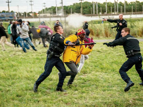 Polizei geht im französischen Calais gegen Flüchtlinge vor.