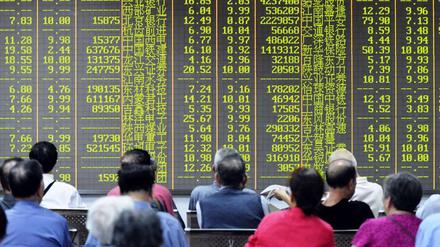 In China verfolgen Anleger gebannt die Ziffern auf einer Kurstafel.