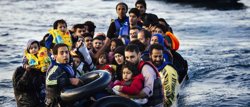 Flüchtlinge erreichen die griechische Insel Lesbos. 