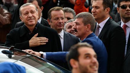 Der türkische Präsident Recep Tayyip Erdogan (links) bedankt sich am Wahltag bei seinen Unterstützern. 