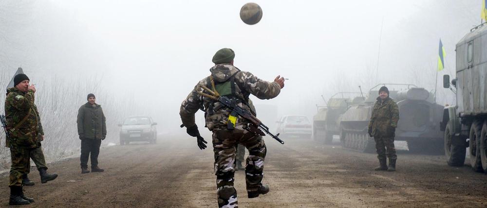 Ein Soldat spielt in Svitlodarsk Fußball (Foto von 2015)