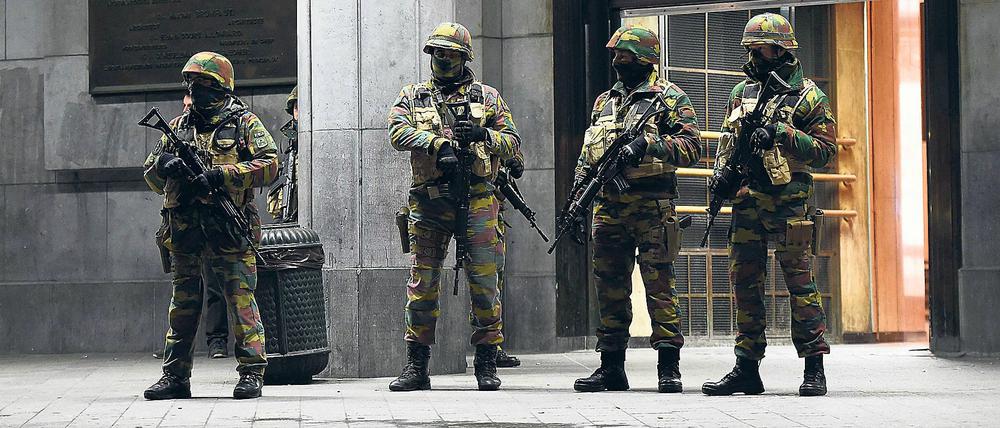 Seit Mittwoch ist ein belgischer Soldat flüchtig. Er gilt als Rechtsextremist und hat zahlreiche Waffen entwendet.