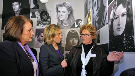 Die Bundesministerinnen Sabine Leutheusser-Schnarrenberger (l./FDP) und Kristina Schröder (M./CDU) unterhalten sich im früheren geschlossenen Jugendwerkhof in Torgau mit der Betroffenen Heidemarie Puls, die im Porträtraum auf ihr Foto zeigt.