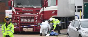 Polizisten und Mitarbeiter der Spurensicherung arbeiten an dem LKW, in dem 39 Leichen gefunden wurden.