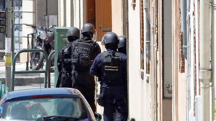 Polizisten haben die Bank CIC im südfranzösischen Toulouse umstellt. 