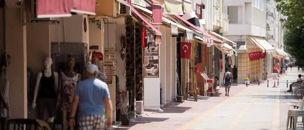 Nach dem Putschversuch vor einem Jahr blieben viele Deutsche der Türkei fern - hier eine Einkaufsstraße an der Türkischen Riviera. (Archiv)