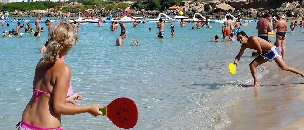 Touristen - dringend gesucht. Der Badeort Protaras in der Republik Zypern hofft in dieser Saison auf ein gutes Geschäft.