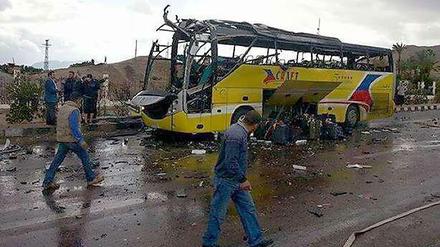 Der Bus, unter dem ein Sprengsatz explodierte, ist fast vollständig zerstört. 