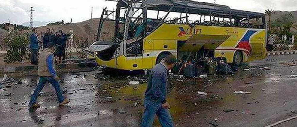 Der Bus, unter dem ein Sprengsatz explodierte, ist fast vollständig zerstört. 