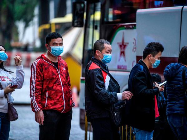 Mit Gesichtsmasken schützen sich in China inzwischen viele vor der Infektion.