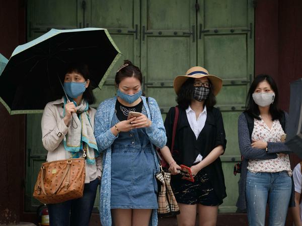 In Asien sind die Menschen es schon gewöhnt, zur Virusabwehr Masken zu tragen - hier ein Foto aus Seoul von 2015, als die Mers-Seuche kursierte. 