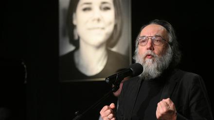 Letzte Worte für daria. Alexander Dugin bei der Abschiedszeremonie für seine ermordete Tochter am 23. August in Moskau.